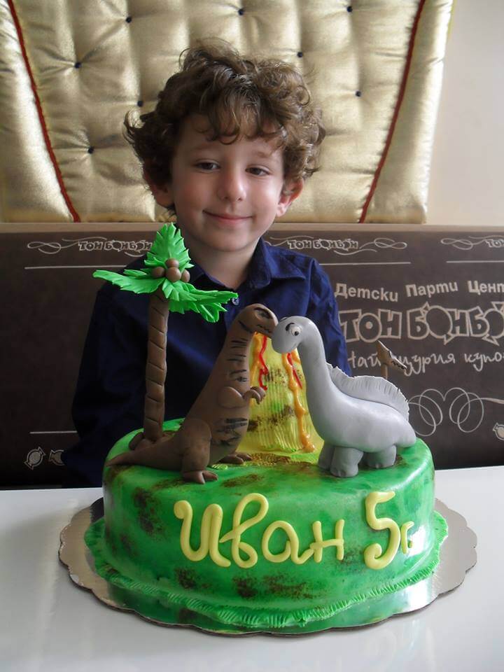 Клиент с торта динозаври